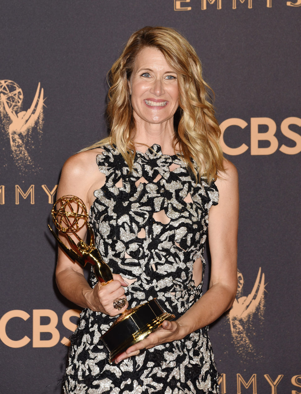 Laura Dern con su Emmy 2017 a la mejor actriz de reparto de una miniserie