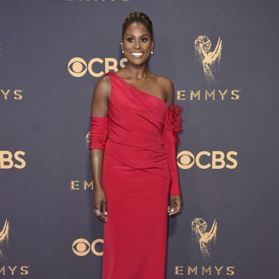 Issa Rae en la alfombra roja de los Emmy 2017