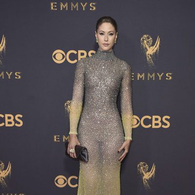 Amanda Crew en la alfombra roja de los Emmy 2017