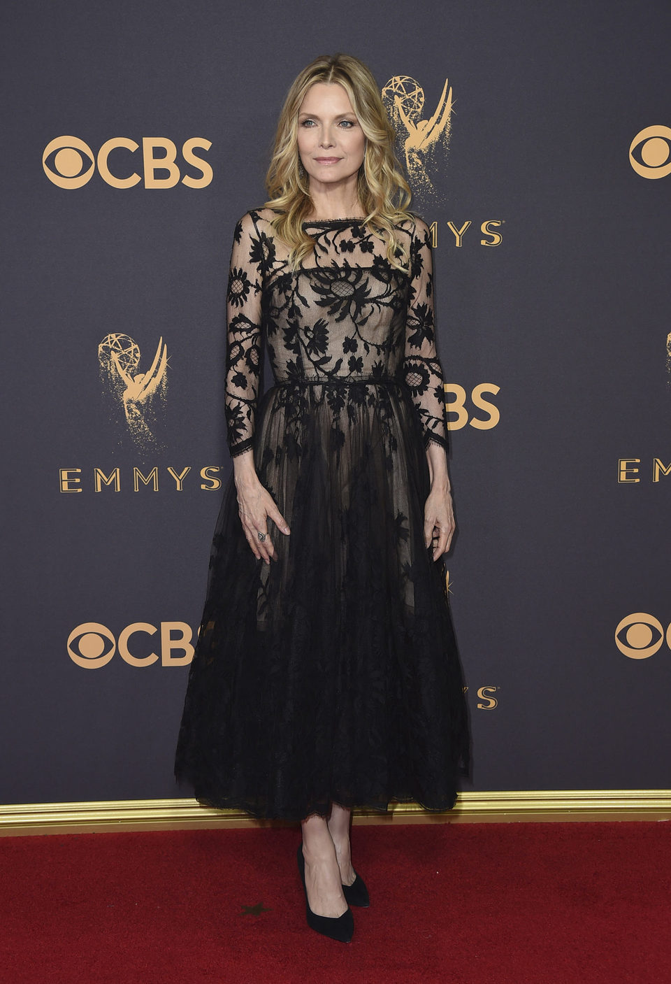 Michelle Pfeiffer en la alfombra roja de los Emmy 2017