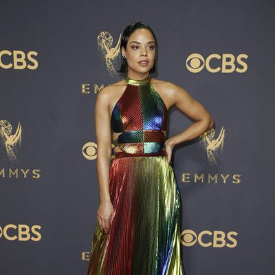 Tessa Thompson en la alfombra roja de los Emmy 2017