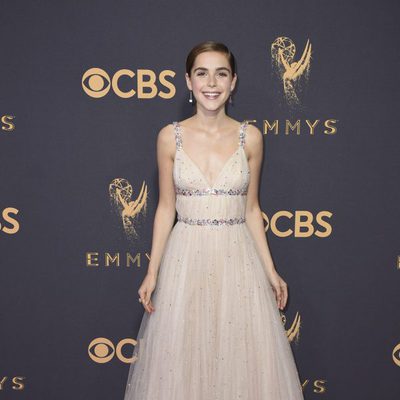 Kiernan Shipka en la alfombra roja de los Emmy 2017