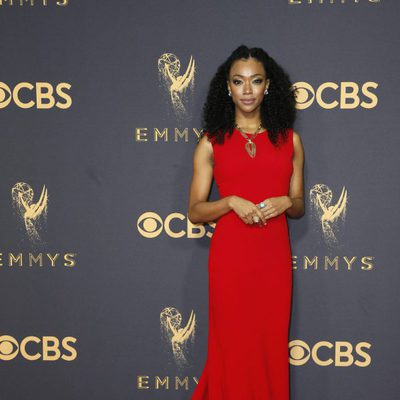 Sonequa Martin-Green en la alfombra roja de los Emmy 2017