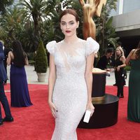 Madeline Brewer en la alfombra roja de los Emmy 2017