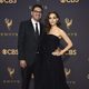 Sam Esmail y Emmy Rossum en la alfombra roja de los Emmy 2017