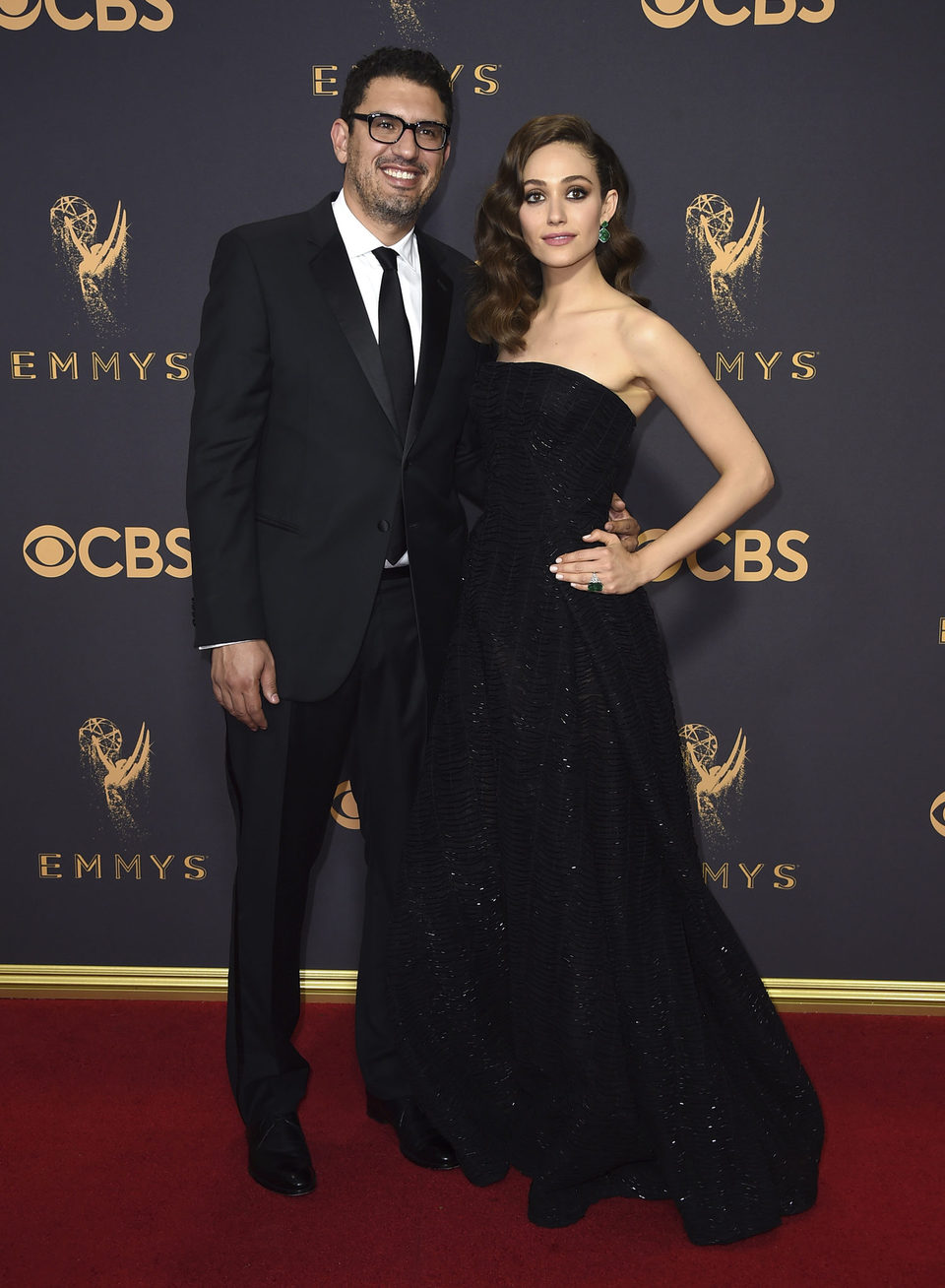 Sam Esmail y Emmy Rossum en la alfombra roja de los Emmy 2017