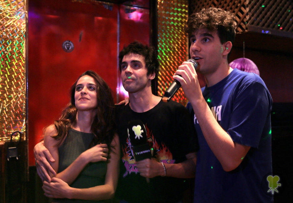 Macarena García y los javis cantan en un karaoke