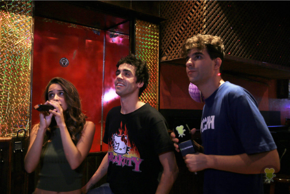 Macarena García y los Javis viviendo la música en un karaoke