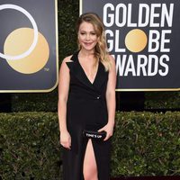 Poppy Jamie en la alfombra roja de los Globos de Oro 2018