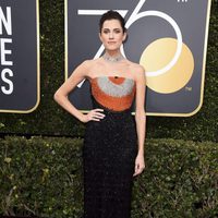 Allison Williams en la alfombra roja de los Globos de Oro 2018