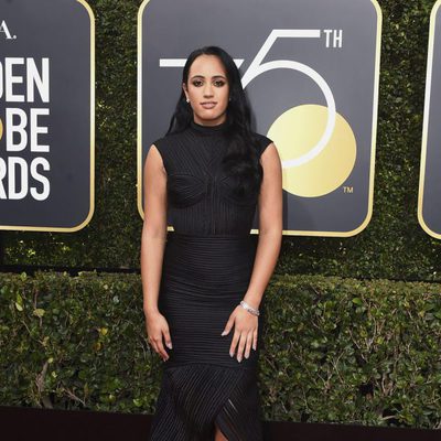 Simone Garcia Johnson en la alfombra roja de los Globos de Oro 2018