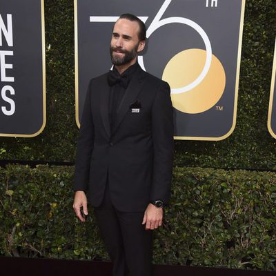 Joseph Fiennes llega a la alfombra roja de los Globos de Oro 2018