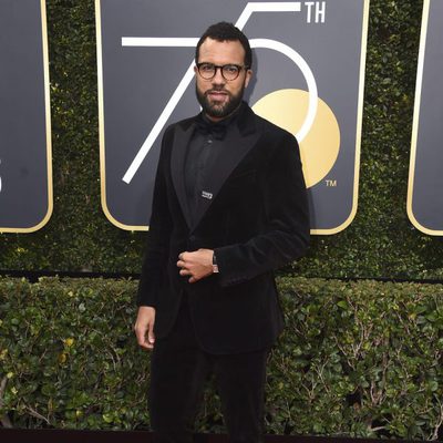 O. T. Fagbenle en la alfombra roja de los Globos de Oro 2018