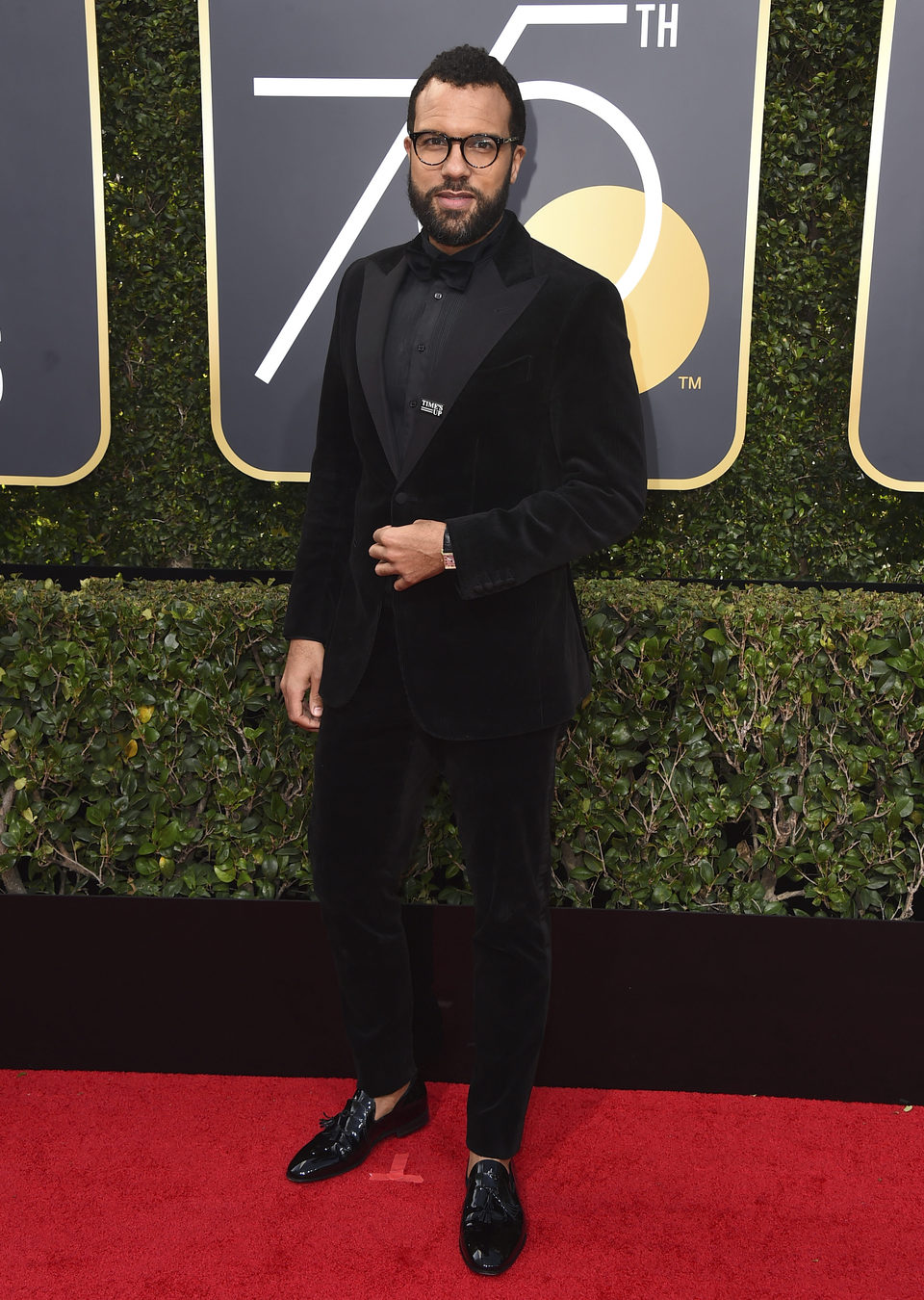 O. T. Fagbenle en la alfombra roja de los Globos de Oro 2018