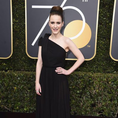 Rachel Brosnahan en la alfombra roja de los Globos de Oro 2018