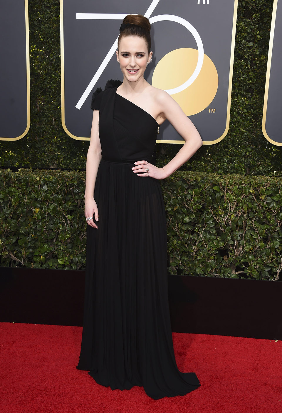 Rachel Brosnahan en la alfombra roja de los Globos de Oro 2018