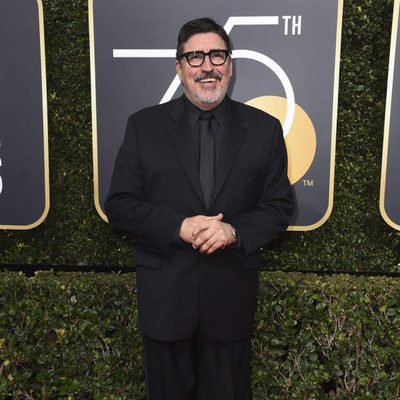 Alfred Molina en la alfombra roja de los Globos de Oro 2018