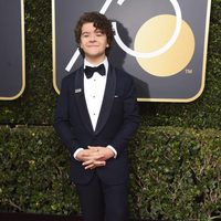 Gaten Matarazzo en la alfombra roja de los Globos de Oro 2018