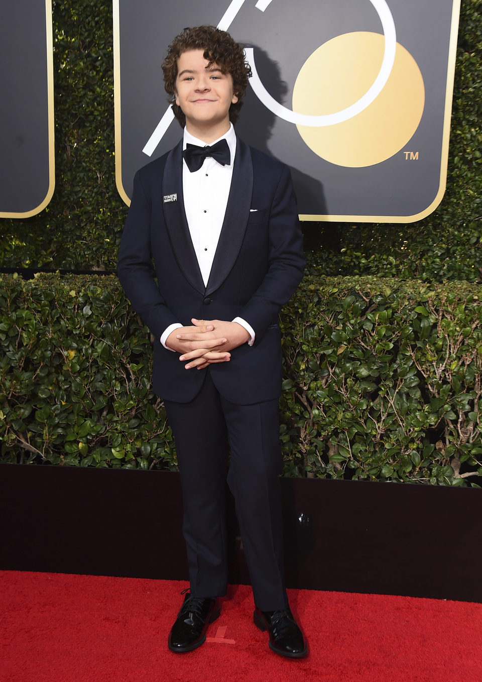 Gaten Matarazzo en la alfombra roja de los Globos de Oro 2018