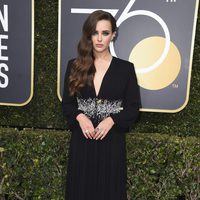 Katherine Langford en la alfombra roja de los Globos de Oro 2018