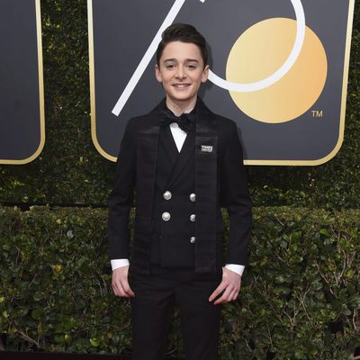 Noah Schnapp en la alfombra roja de los Globos de Oro 2018