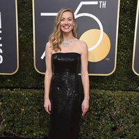 Yvonne Strahovski en la alfombra roja de los Globos de Oro 2018