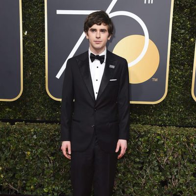 Freddie Highmore en la alfombra roja de los Globos de Oro 2018