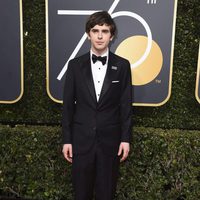 Freddie Highmore en la alfombra roja de los Globos de Oro 2018