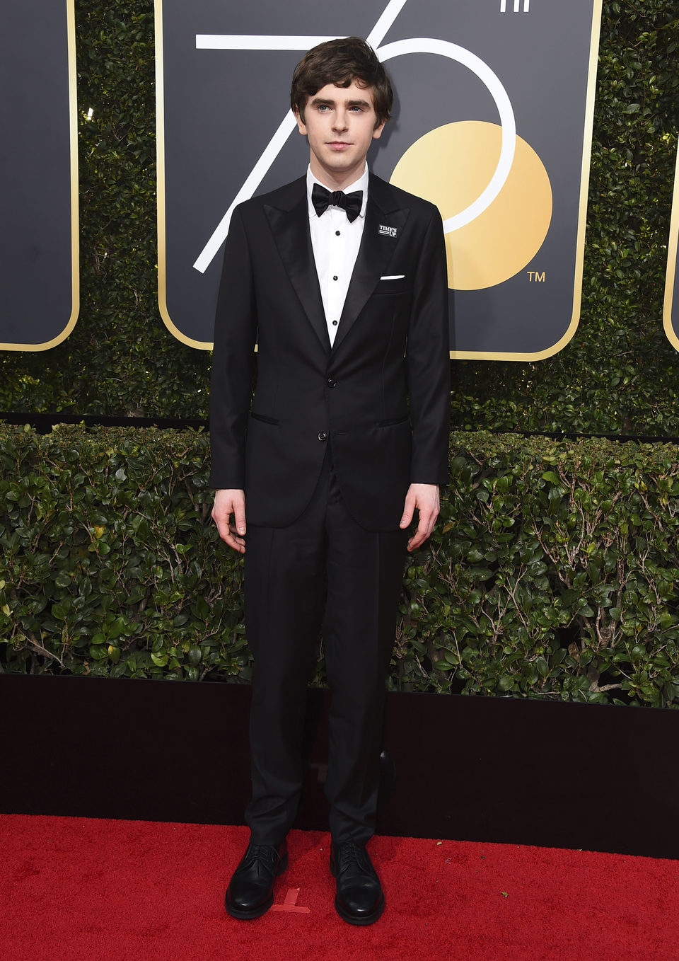 Freddie Highmore en la alfombra roja de los Globos de Oro 2018