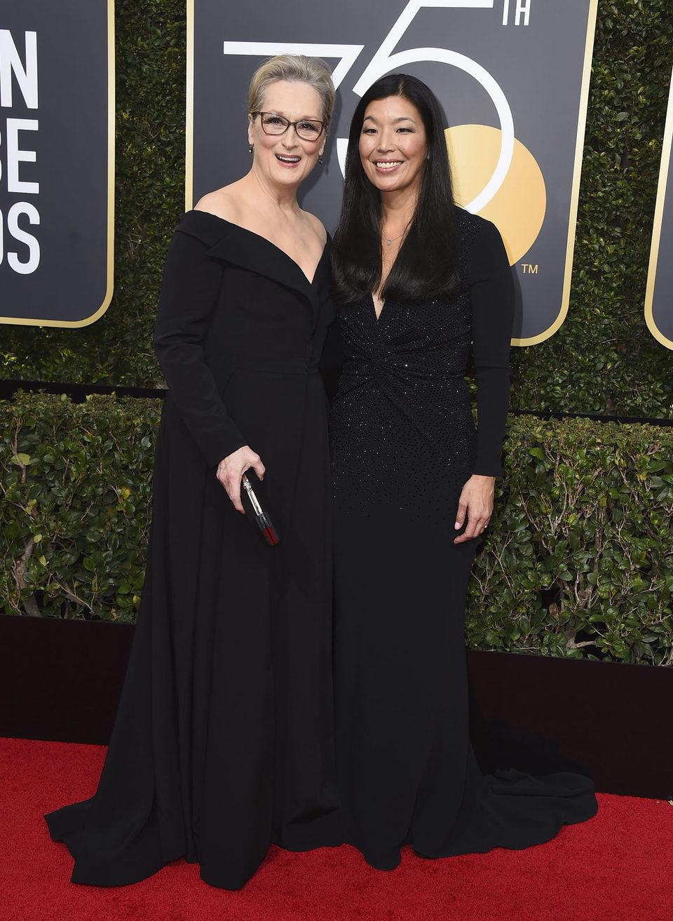 Meryl Streep y Aj-jen Poo en la alfombra roja de los Globos de Oro 2018