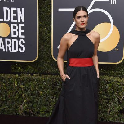 Mandy Moore en la alfombra roja de los Globos de Oro 2018