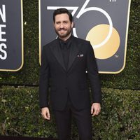 Edgar Ramirez en la alfombra roja de los Globos de Oro 2018