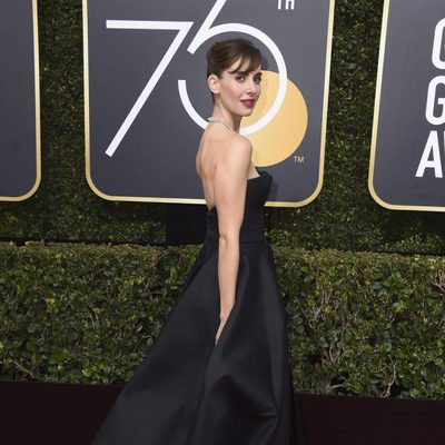 Alison Brie en la alfombra roja de los Globos de Oro 2018