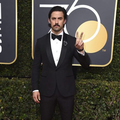 Milo Ventimiglia en la alfombra roja de los Globos de Oro 2018