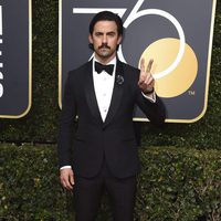 Milo Ventimiglia en la alfombra roja de los Globos de Oro 2018