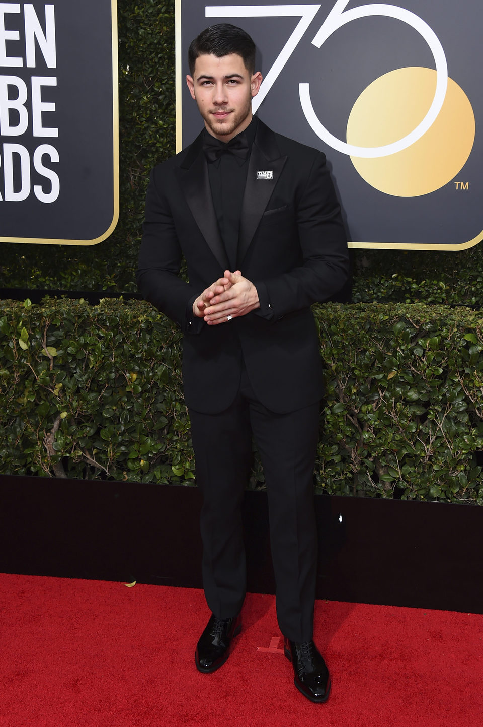 Nick Jonas en la alfombra roja de los Globos de Oro 2018