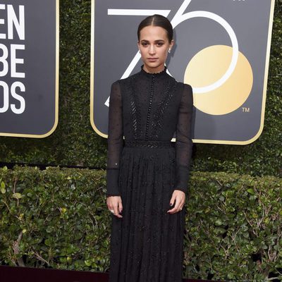 Alicia Vikander en la alfombra roja de los Globos de Oro 2018