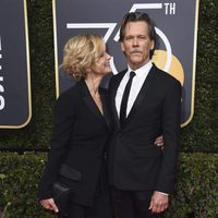 Kevin Beacon y Kyra Sedgwick en la alfombra roja de los Globos de Oro 2018