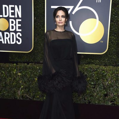 Angelina Jolie en la alfombra roja de los Globos de Oro 2018