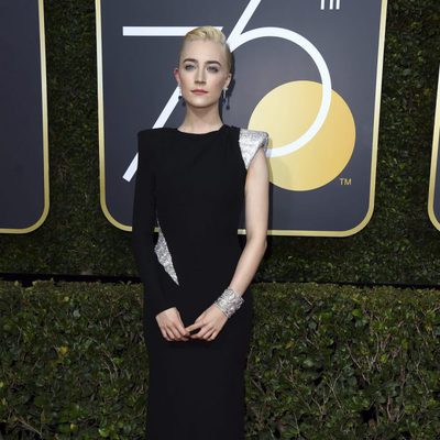 Saoirse Ronan en la alfombra roja de los Globos de Oro 2018