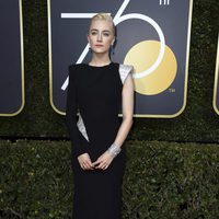 Saoirse Ronan en la alfombra roja de los Globos de Oro 2018