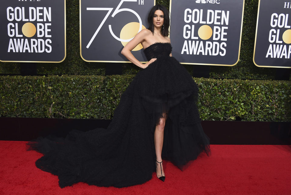 Kendal Jenner en la alfombra roja de los Globos de Oro 2018