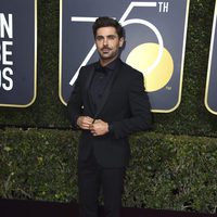 Zac Efron en la alfombra roja de los Globos de Oro 2018