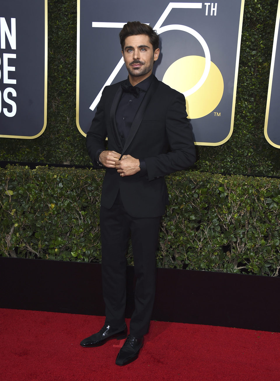 Zac Efron en la alfombra roja de los Globos de Oro 2018