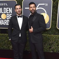 Ricky Martin y Jwan Yosef en la alfombra roja de los Globos de Oro 2018