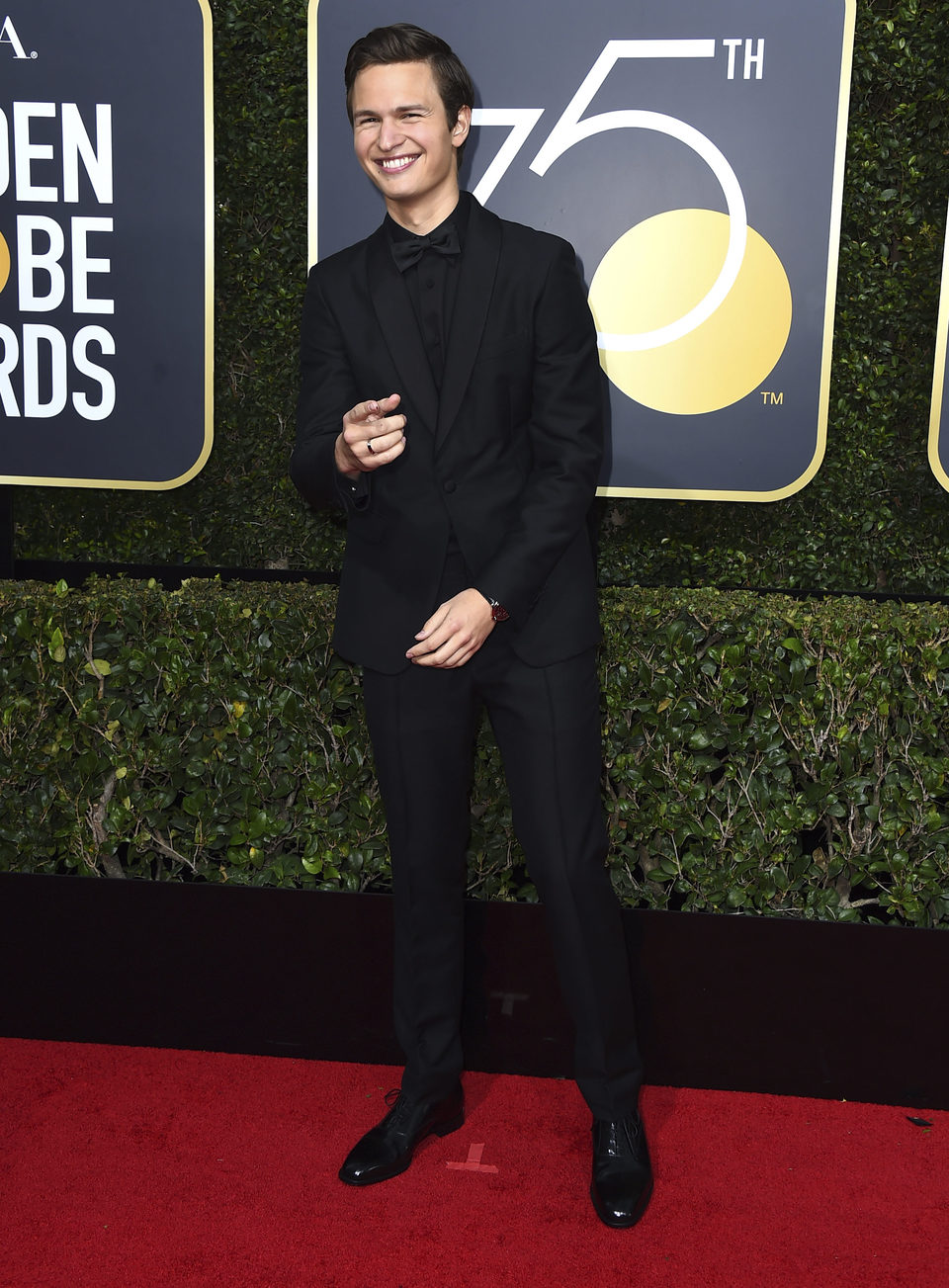 Ansel Elgort en la alfombra roja de los Globos de Oro 2018