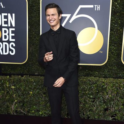 Ansel Elgort en la alfombra roja de los Globos de Oro 2018