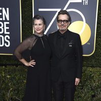 Gary Oldman y su mujer  en la alfombra roja de los Globos de Oro 2018