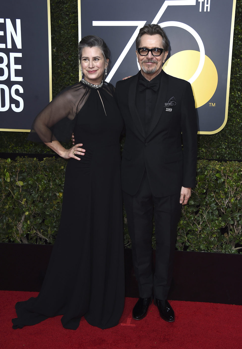 Gary Oldman y su mujer  en la alfombra roja de los Globos de Oro 2018