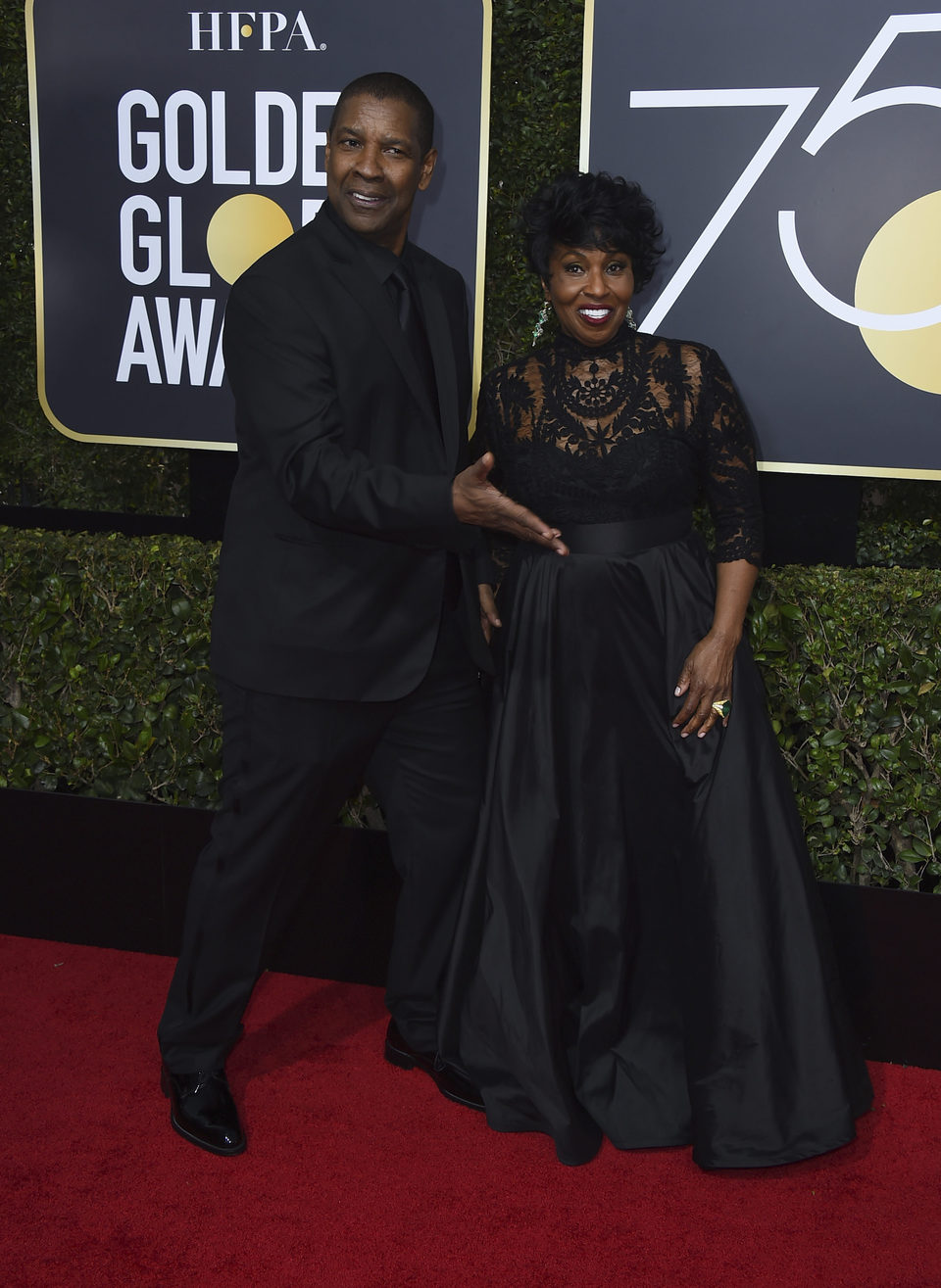 Denzel Washington y su mujer en la alfombra roja de los Globos de Oro 2018